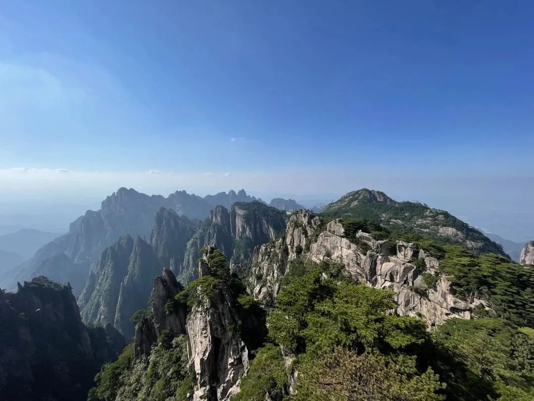 東方龍商務與春天有個約會！集團100余人赴安徽黃山“團建”，太嗨了！“奔跑二季度”——我們準備好了！