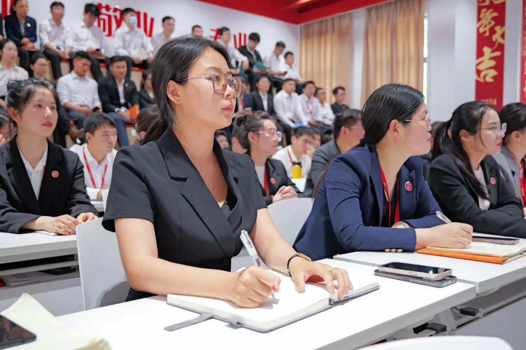 東方龍商務集團組織開展普法教育專題講座，加強企業文化建設，營造良好發展氛圍！